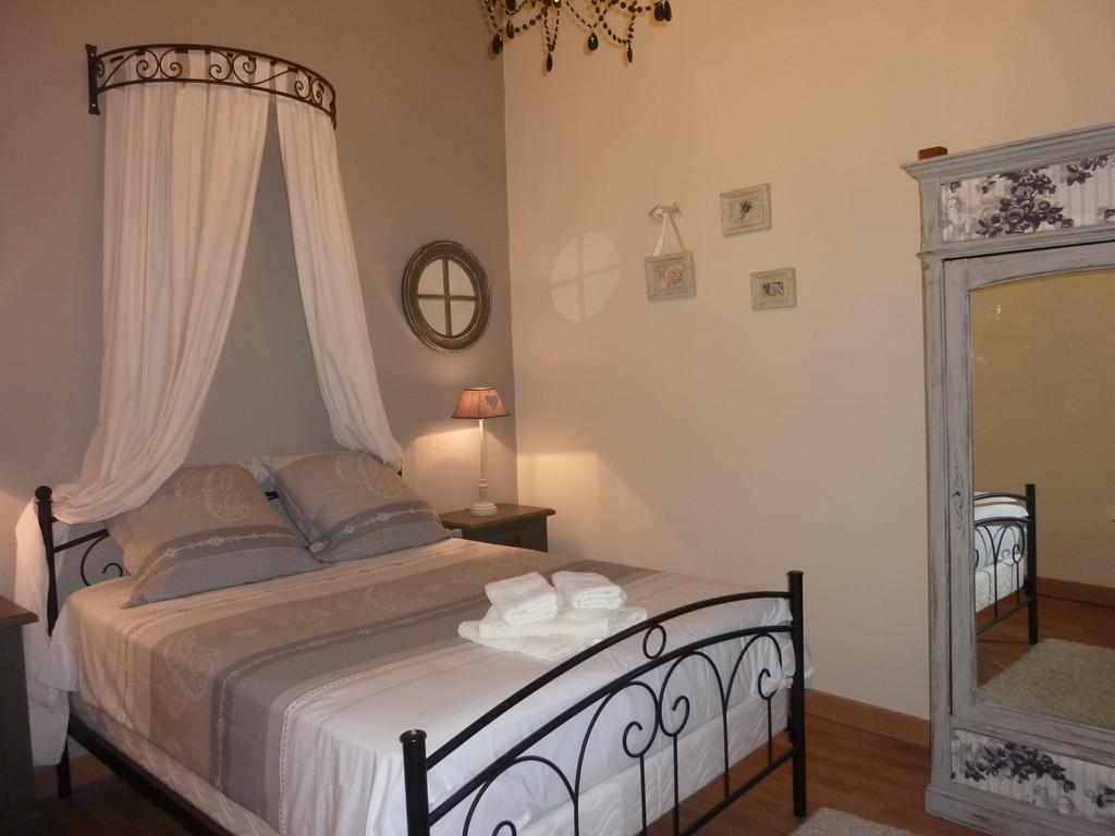 Le Comptoir Des Ecoliers Bed & Breakfast Gémozac Cameră foto